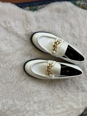 Zara White Leather Loafers with Gold Chain Accent